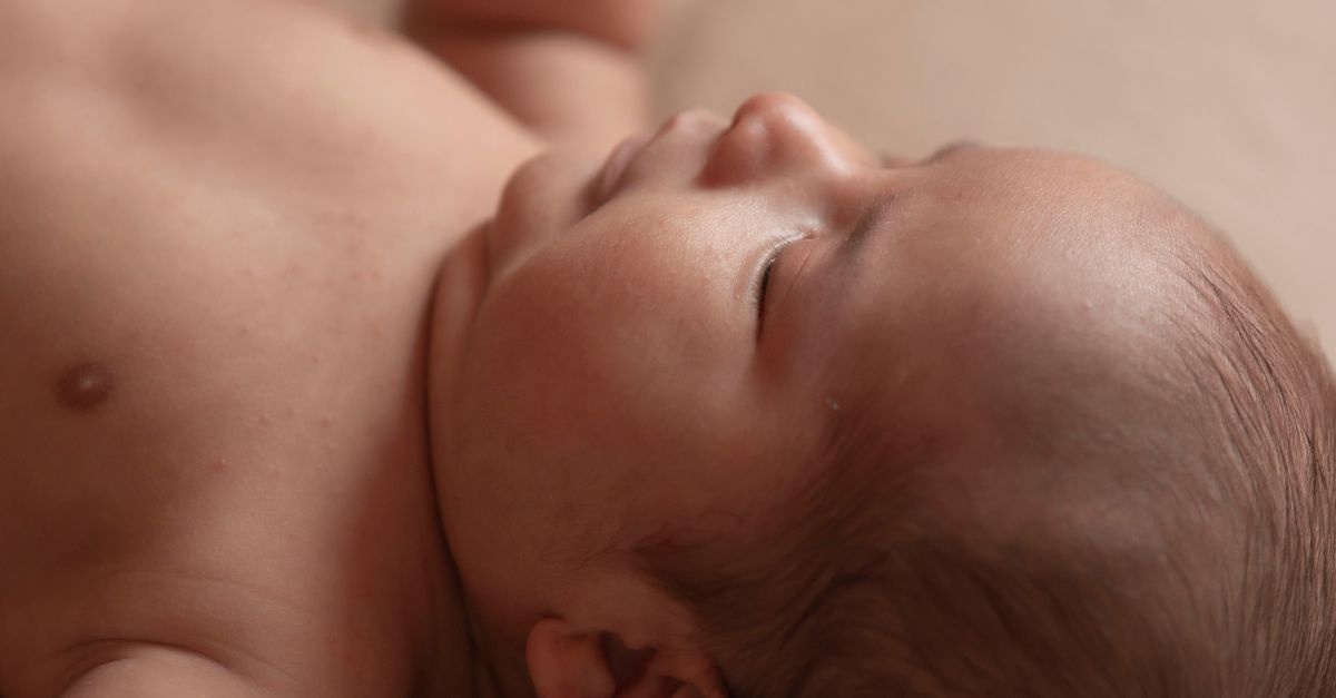 Reflusso nel neonato: sintomi da riconoscere e quando preoccuparsi