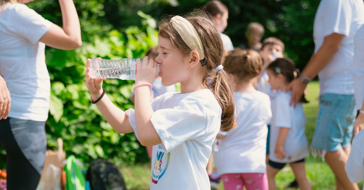 Piccoli sorsi, grandi benefici: come invogliare i bambini a bere più acqua ogni giorno
