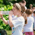 Piccoli sorsi, grandi benefici: come invogliare i bambini a bere più acqua ogni giorno