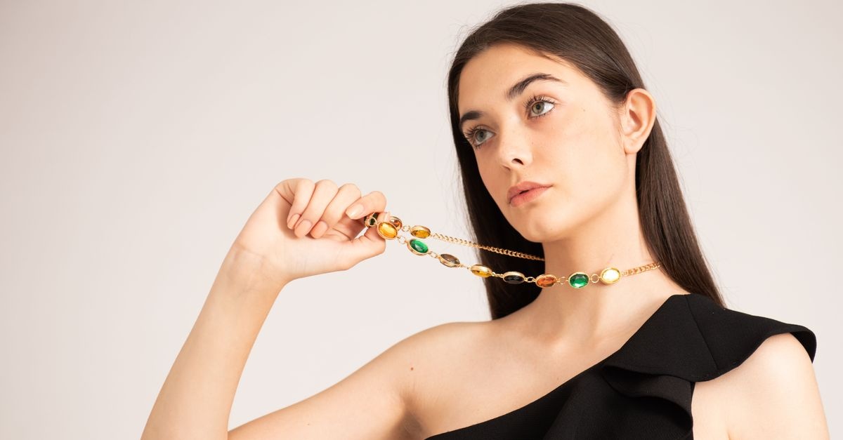 Come valorizzare un vestito nero: accessori chic per ogni occasione