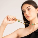 Come valorizzare un vestito nero: accessori chic per ogni occasione