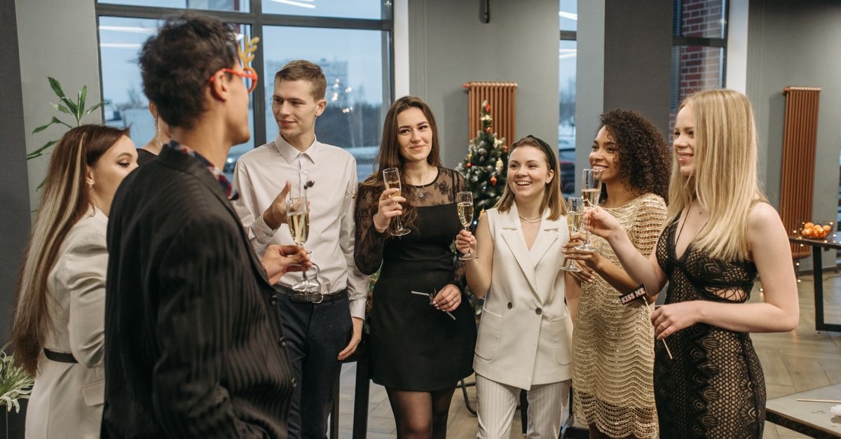 Cosa Indossare a un Evento Aziendale: Idee di Outfit Eleganti e Professionali che Fanno Colpo
