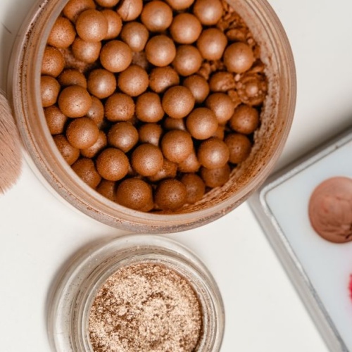 Pelle baciata dal sole tutto l’anno: il segreto di un bronzer dall’effetto sano e naturale