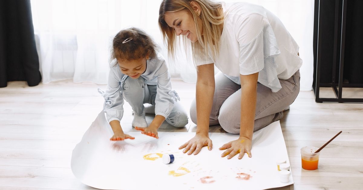 Come scegliere una babysitter di cui fidarsi: consigli pratici per genitori sereni