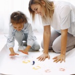 Come scegliere una babysitter di cui fidarsi: consigli pratici per genitori sereni