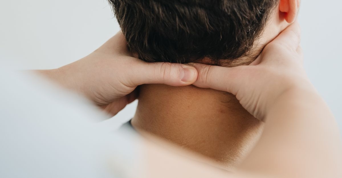 Collo rigido? 9 rimedi efficaci e veloci per tornare a muoverti senza dolore