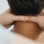 Collo rigido? 9 rimedi efficaci e veloci per tornare a muoverti senza dolore