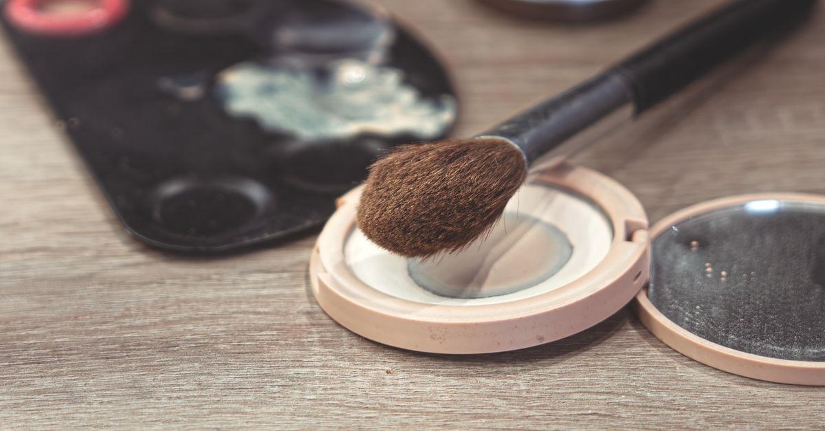 Cipria e pelle secca: come fissare il trucco senza seccare l’incarnato