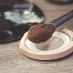 Cipria e pelle secca: come fissare il trucco senza seccare l’incarnato