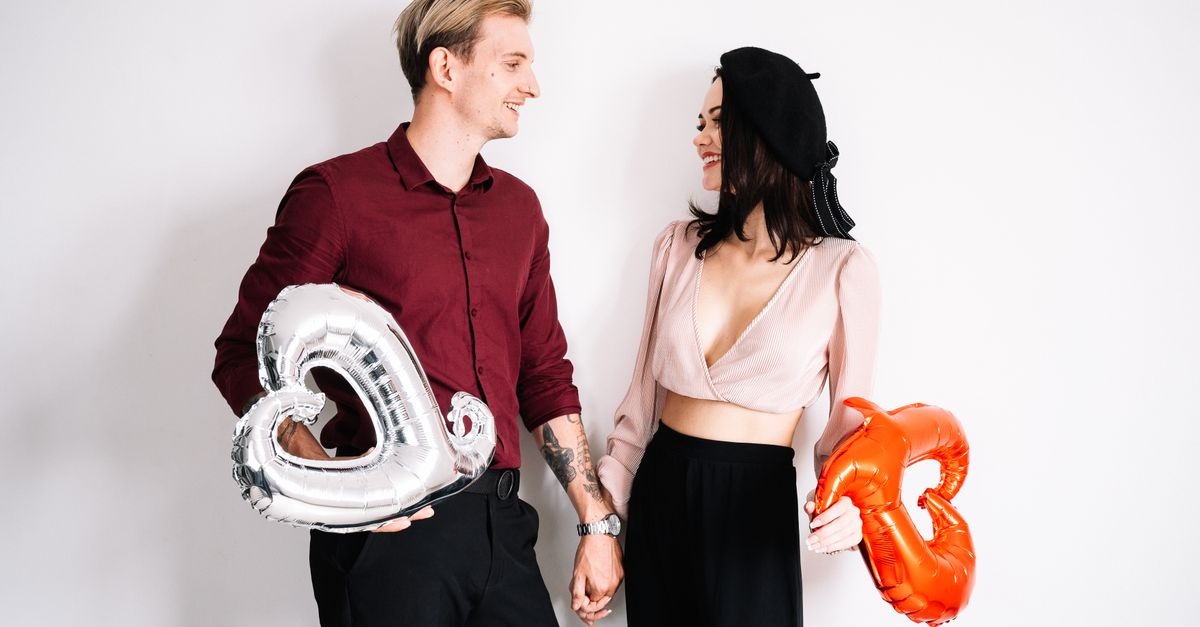 Quando l’amore travolge troppo in fretta: i segnali del love bombing da riconoscere