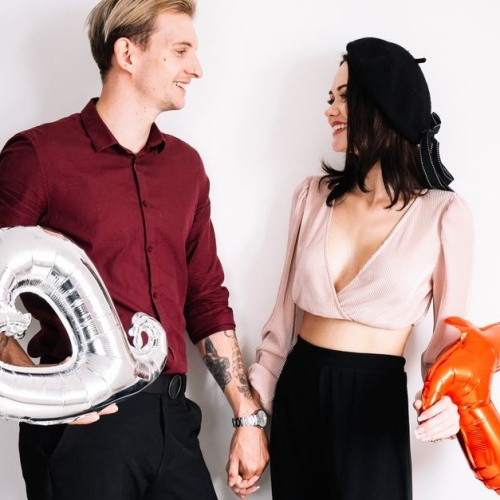 Quando l’amore travolge troppo in fretta: i segnali del love bombing da riconoscere