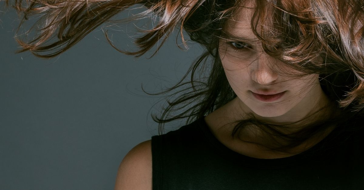 Capelli gonfi e indomabili? 10 rimedi efficaci per dire addio al crespo