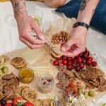 Aperitivo Leggero e Gustoso: Idee Sane per Stupire gli Amici